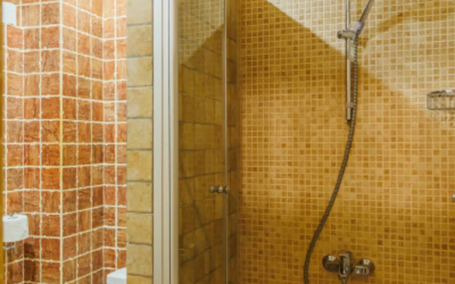 Квартира с одной двуспальной и двумя односпальными кроватями