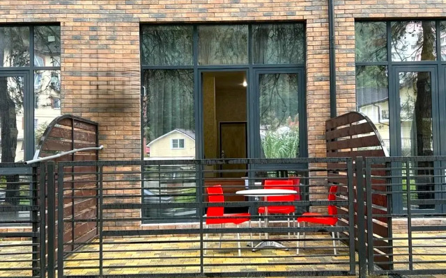 Квартира студия с террасой и бесплатной парковкой(г.Сочи,ул.Полтавская 3)