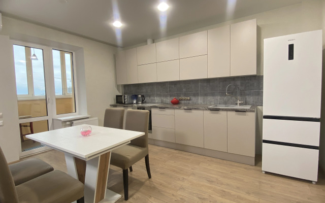 U Metro Grushevka Apartments