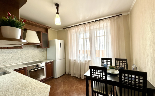 Aktiniya, Ryadom s TTS Mikhaylovskiy Apartments
