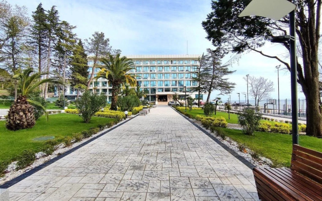 V Ak Luchezarny Apartments