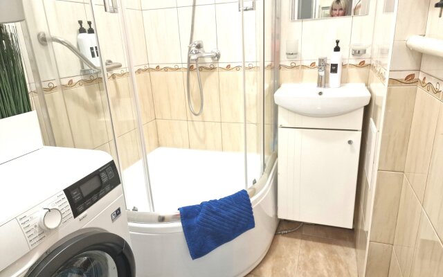 Dvuhkomnatnye Centr, u ploshchadi Pobedy,CHernyahovskogo 12A,Kolibri#12A Apartments