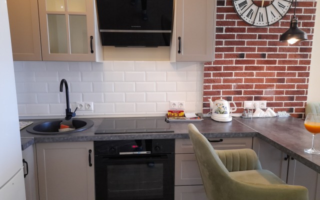 Dizaynerskaya 2-h komnatnaia studiya v elitnom ZHK Apartments
