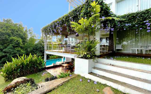 33 Lake Terrace Hotel