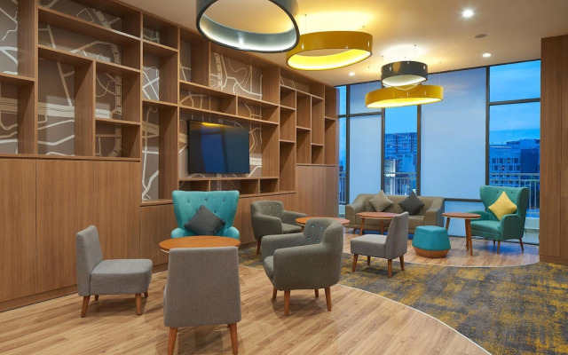 Holiday Inn & Suites Saigon Airport Hotel
