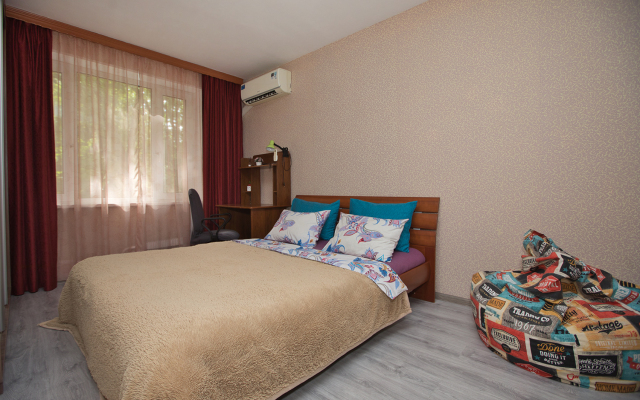 Odnokomnatnaya Nedaleko Ot Metro Ulitsa Akademika Yangelya Apartments