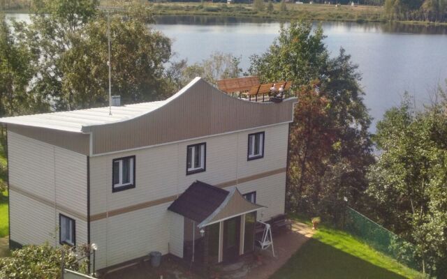Na ozere Volynskoye ryadom s Igora Private House