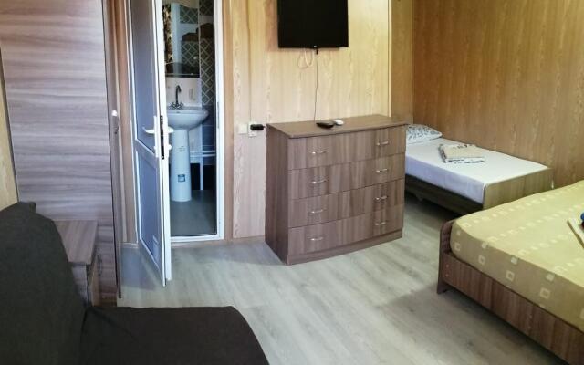 Na Uyutnoy 10 Guest House