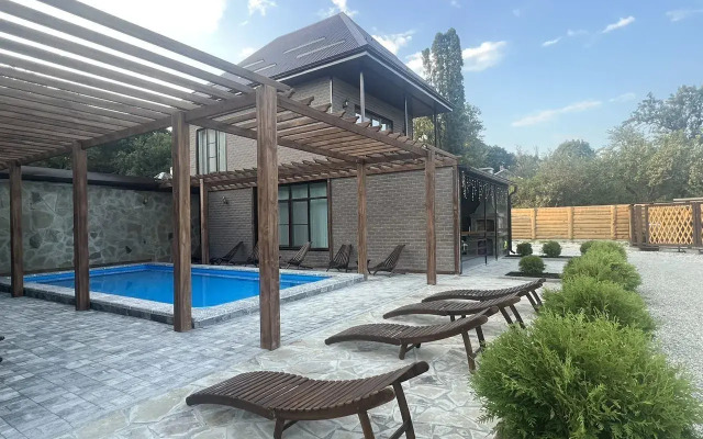 S baney i basseynom Private house