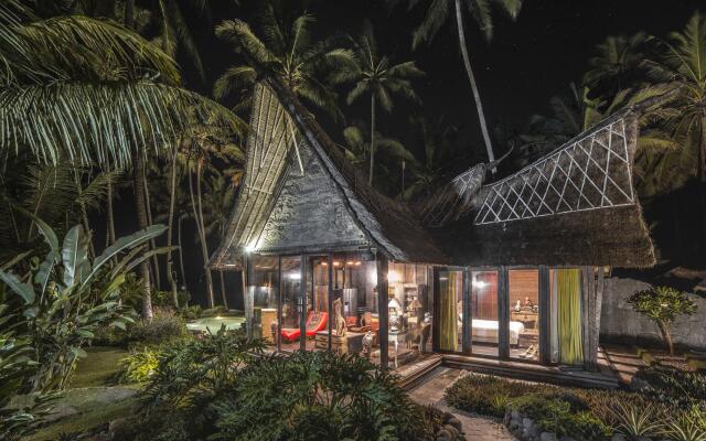 Absolute Beachfront Villa Laut