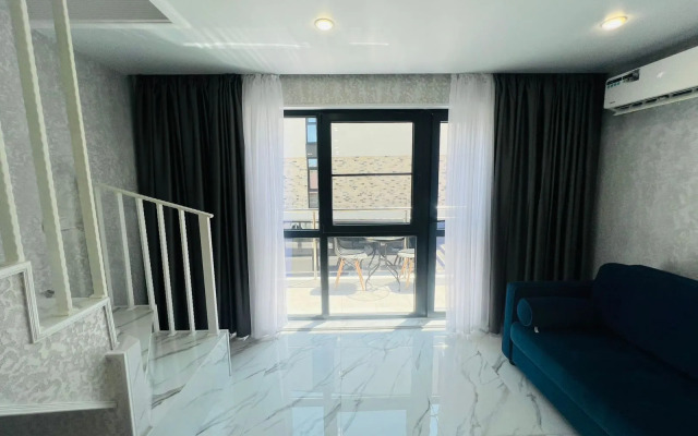 Dvukhurovnevaya tryokhkomnatnaya kvartira s basseynom na territorii Apartments
