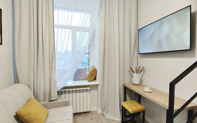 S Yevroremontom Na Troikh Flat