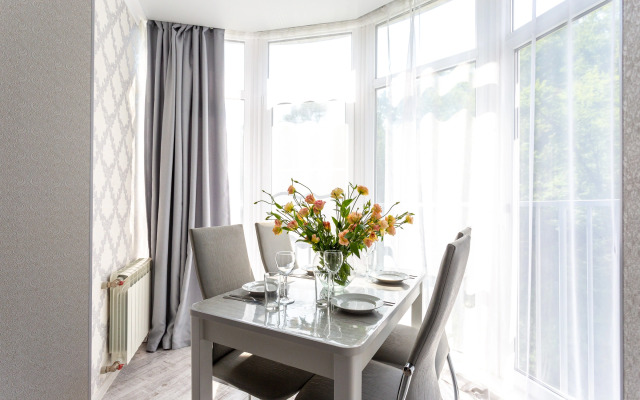 Апартаменты Дом у Дендрария Red Apartments Азалия