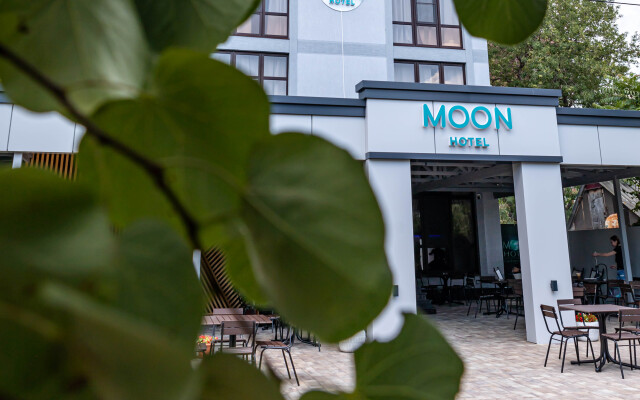Отель Moon Hotel