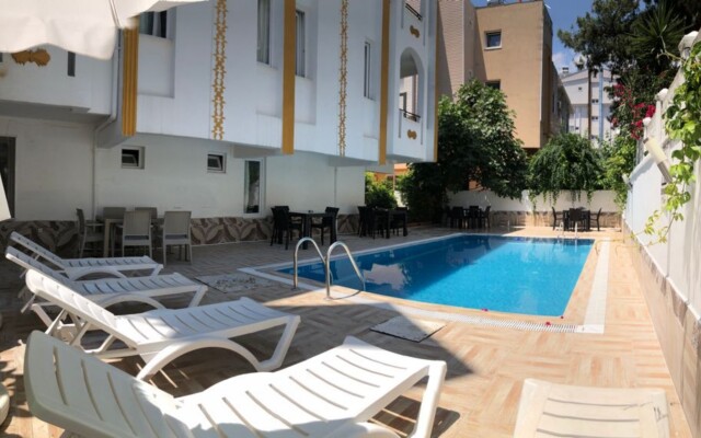 Lavin Garden Hotel