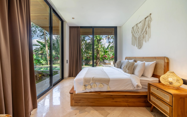 Novaya Stilnaya, Ogromny Basseyn, Ubud, X10 Villa