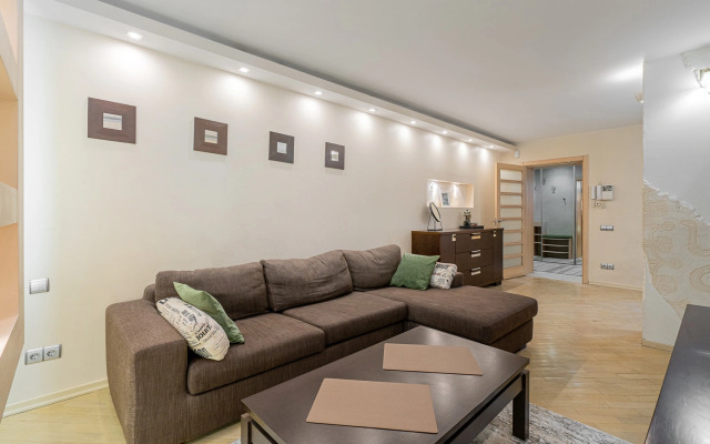 Апартаменты трехкомнатные на Мельникайте 16