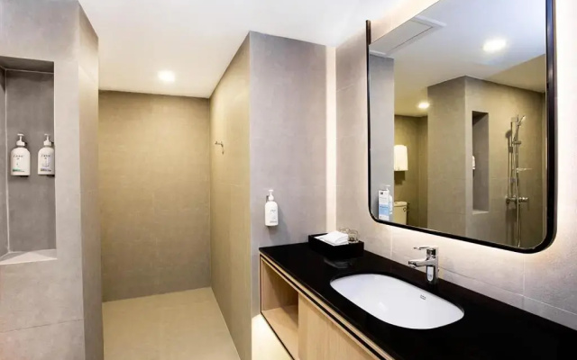 Holiday Inn Express and Suites Bangkok Central Pier by IHG