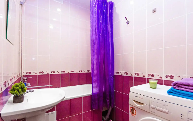 Apartamenty v Novom dome, 3 razdel'nyh spal'nyh mesta, do metro 5 minut peskom bonus kofemasina