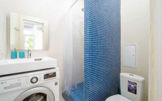 U Morya S Basseinom V ZhK Solnechnyij 15 Apartments
