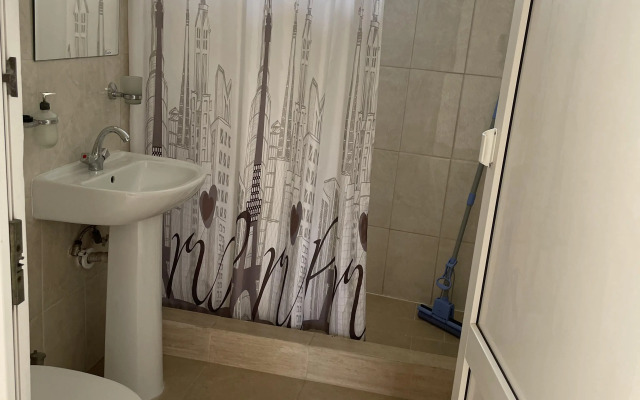 Trekhmestny Uluchshenny S Sobstvennoy Vannoy Komnatoy Apartment