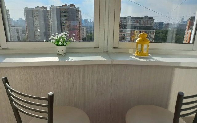 Ryadom s klinikoj Fedorova i Institutom pediatrii (m. Seligerskaya) Flat