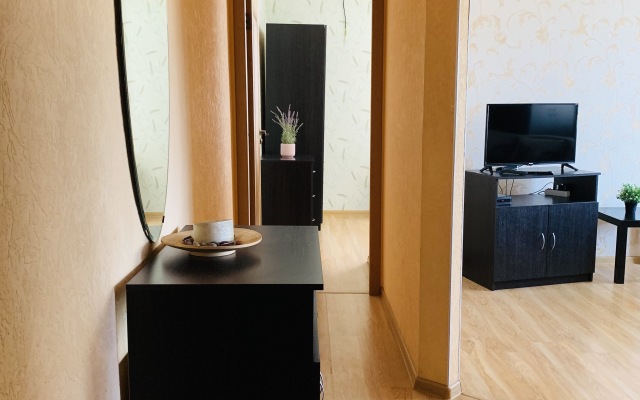 Komfortnaya Uyutnaya 2-Komnatnaya Kvartira V Tsentre s ParkovkoyApartments