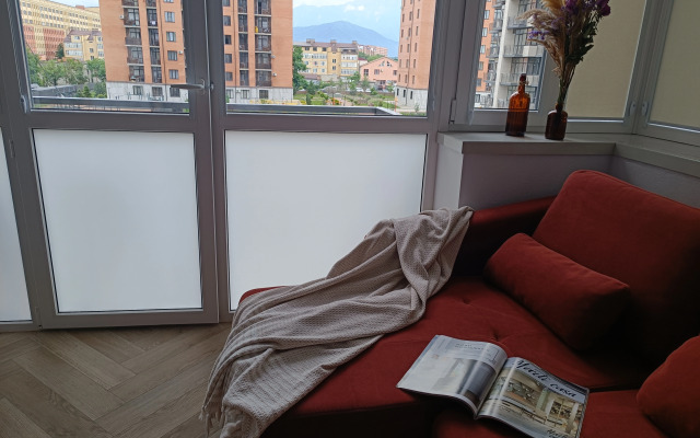 Novaya S Vidom Na Gory I Balkonom Flat