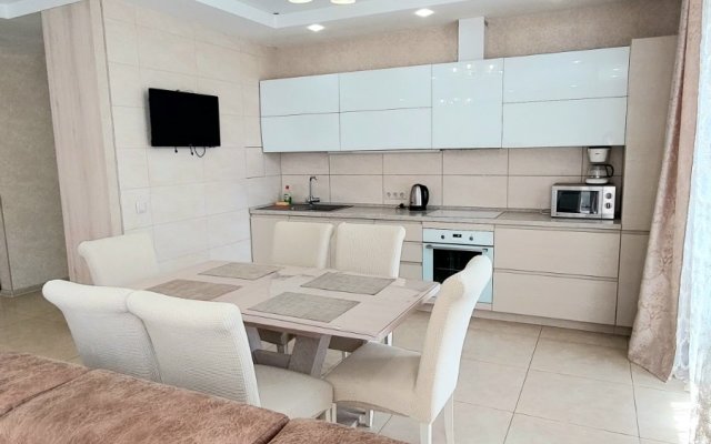 Апартаменты в центре с тремя спальнями на Червякова 55 рядом с парком Победы