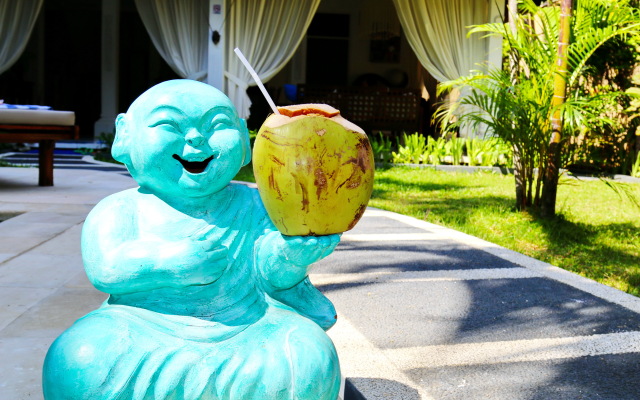White 3BR in Seminyak Villa