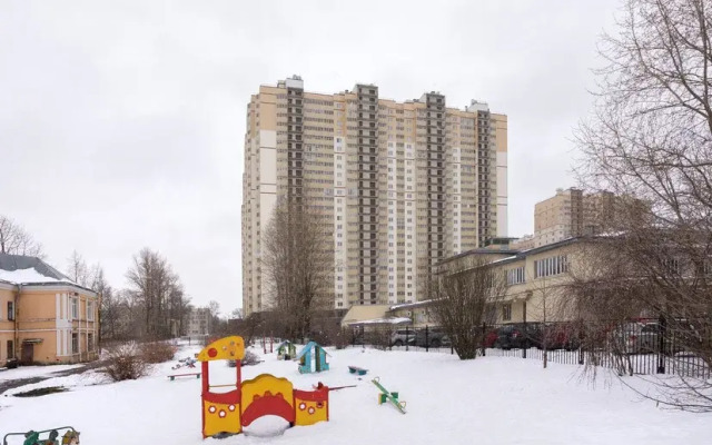 21 etazh na Nevu i skver Flat