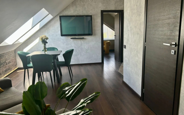 Amoroma: Nad Morem, Blizhe K Nebu Flat