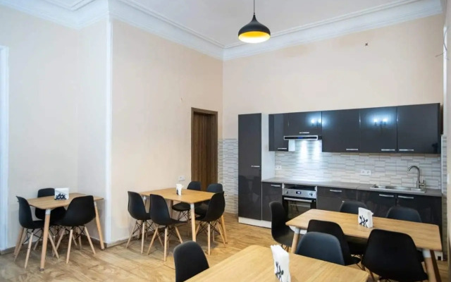 Sunny Apartment, Apartments