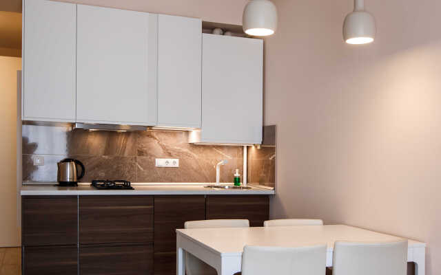 Komfort s otdelnoy spalney i balkonom Apartments