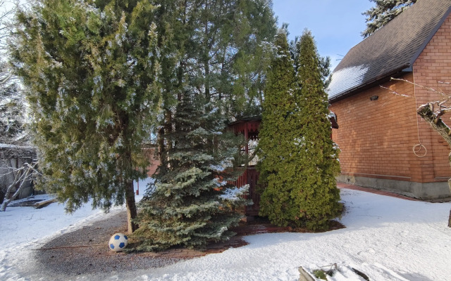 Частный дом Уютный гостевой домик с беседкой