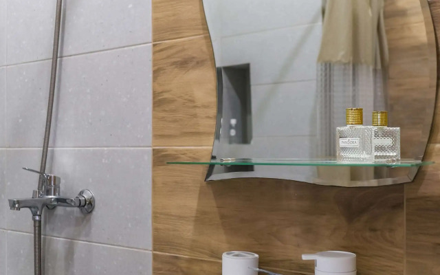 Na Pervomayskoy Ulitse 70 Flat