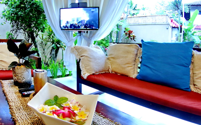 White 3BR in Seminyak Villa