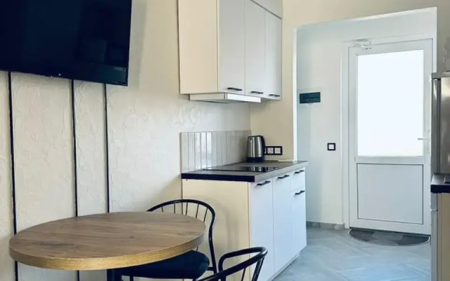 2-Kh Komnatnaya Na 2-M Etazhe V Gostevom Dome Flat