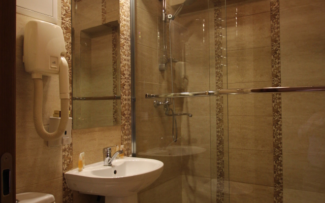 Uyut Hotel