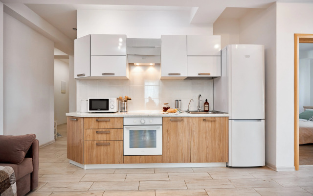 In the center of the Riviera Park Apartments