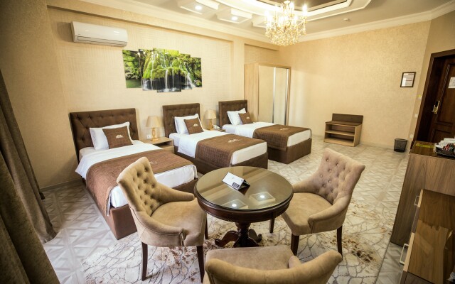 Leader Hotel