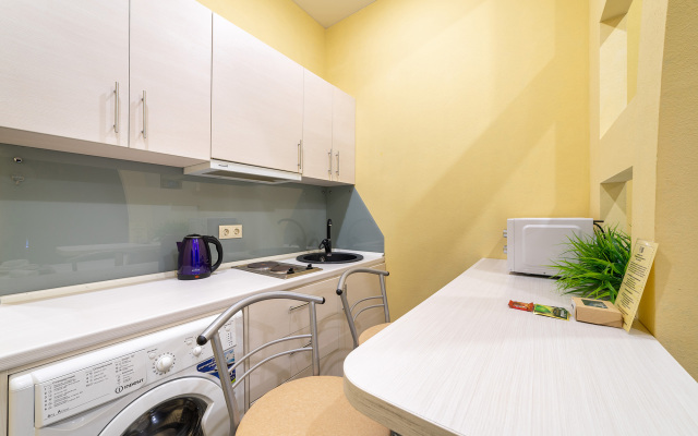 Studiya s razdel'nymi fasadami i vidom na basseyn Flat