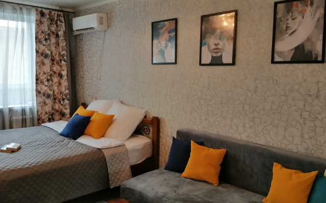 V Tsentre Ryadom S Parkom Gagarina Flat