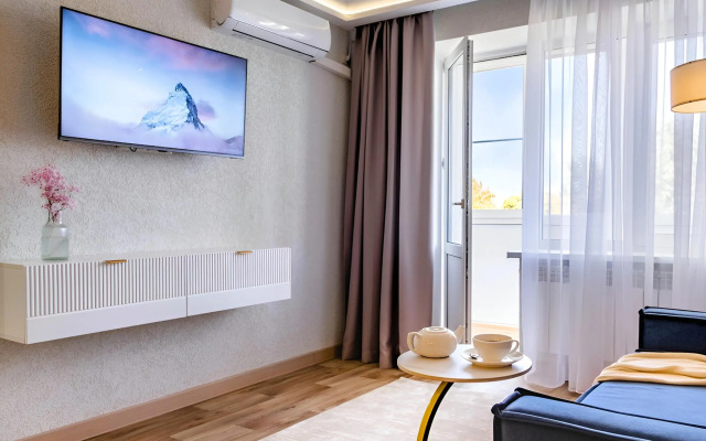 Desyatimestnyj Lyuks u Aeroporta Flat