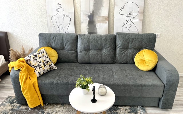 Kvartira S Vidom Na Skver Geroyev Apartments