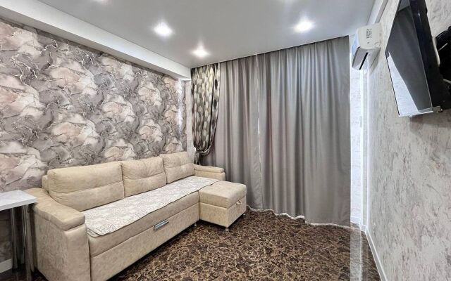 S konditsionerom ryadom s Naberezhnoy Apartments