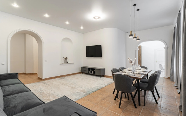 Tryokhkomnatnaya V Tsentre Moskvy Na Tverskoy Flat