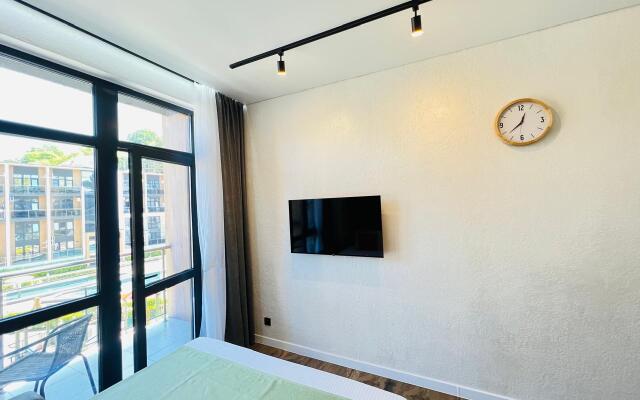 Studiya S Dizaynerskim Remontom S Baseynom I Balkonom Apartaments