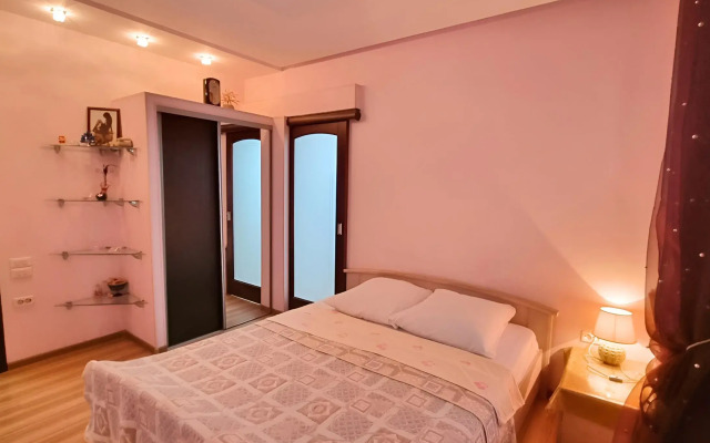 Trekhkomnatnaya v Tsentre Romashki Kvartira