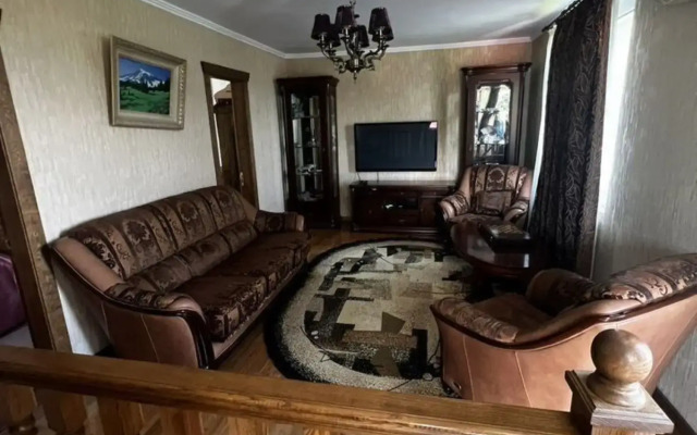 Na Ulitse Batayskoy 10a Private house